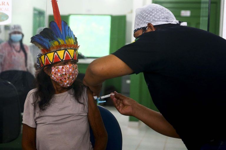 Vacinação na aldeia indígena Umariaçu, próximo a Tabatinga, Amazonas - (Foto: Marcelo Camargo/Agência Brasil)