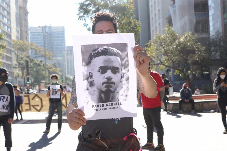 Manifestante protesta contra violência policial - (Foto: Pam Santos/Fotos Públicas)