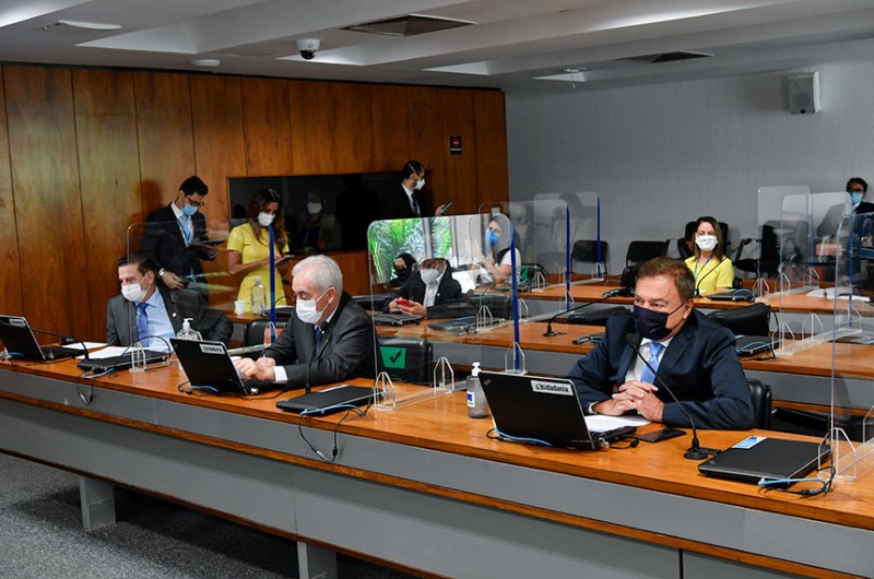 Vanderlan Cardoso, que leu o parecer, Otto Alencar e Alvaro Dias, autor do projeto - Leopoldo Silva/Agência Senado