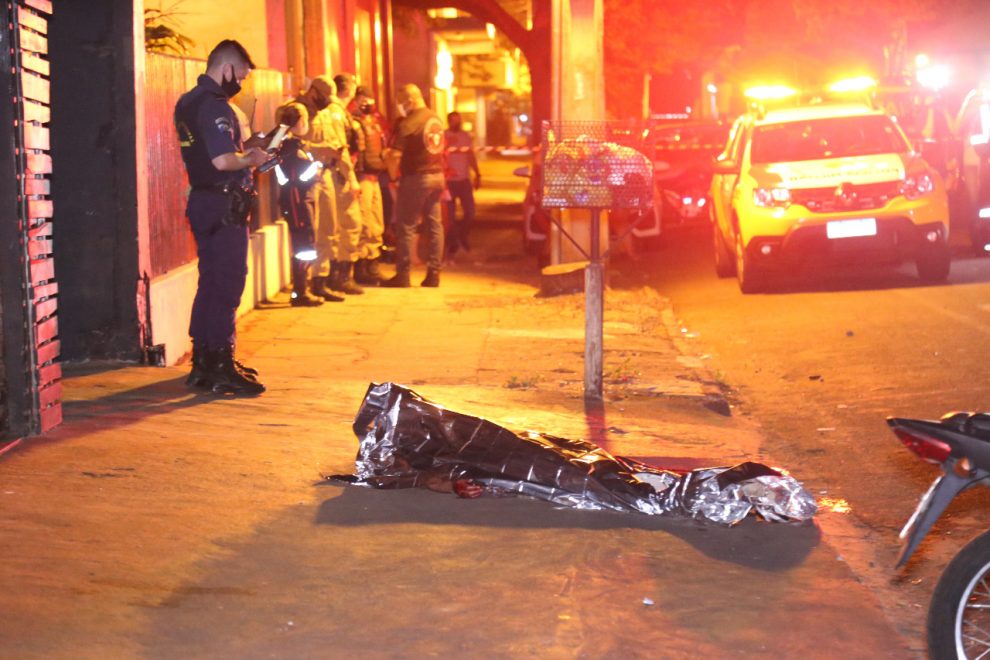 Jovem de 21 anos foi morto na rua Salvador Jordano/ Foto - André Almenara