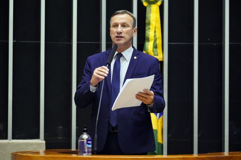 Para Sanderson, as medidas ajudarão no processo de retomada do crescimento socioeconômico - (Foto: Pablo Valadares/Câmara dos Deputados)