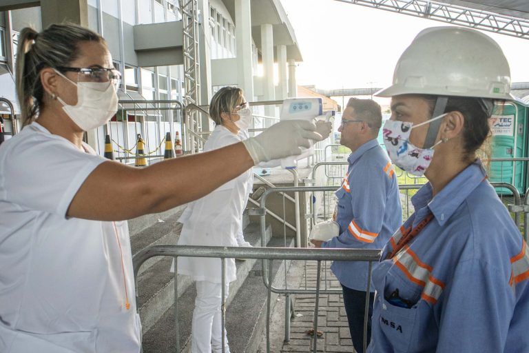 Medição de temperatura em porto do Paraná - (Foto: Cláudio Neves/Portos do Paraná)