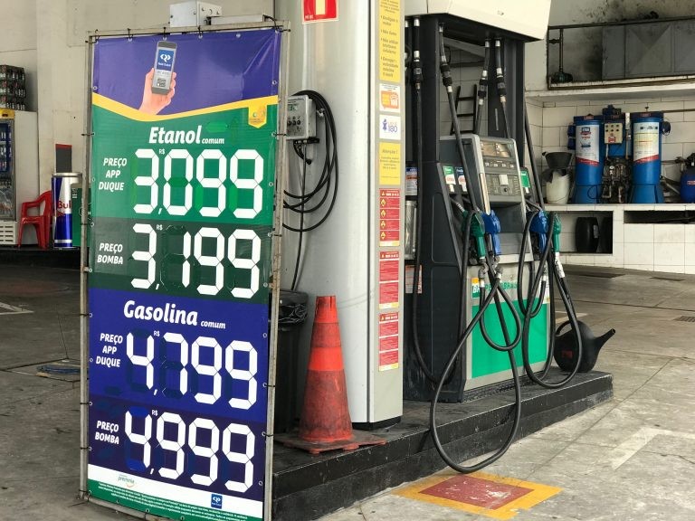 Deputados podem votar critérios para reajuste periódico de derivados do Petróleo - (Foto: Roberto Parizotti/FotosPublicas)