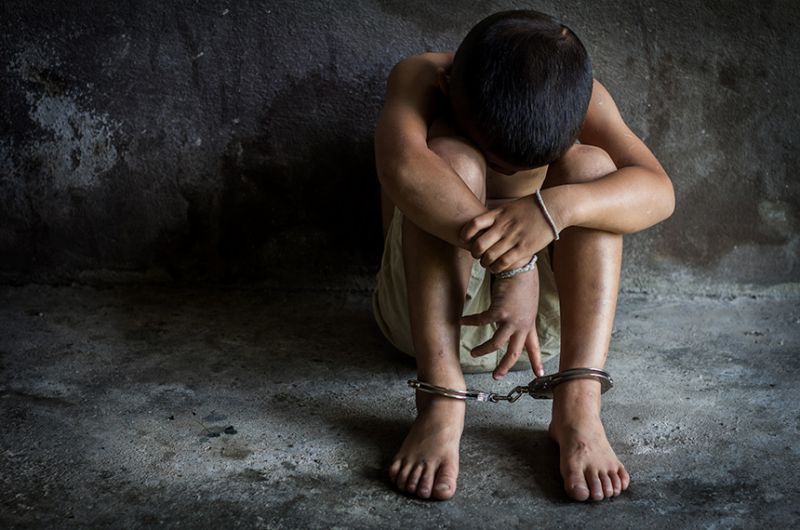 O PL 4.626/2020 aumenta as penas para abandono de incapaz e maus-tratos de crianças, idosos e pessoas com deficiência - stockphotos
