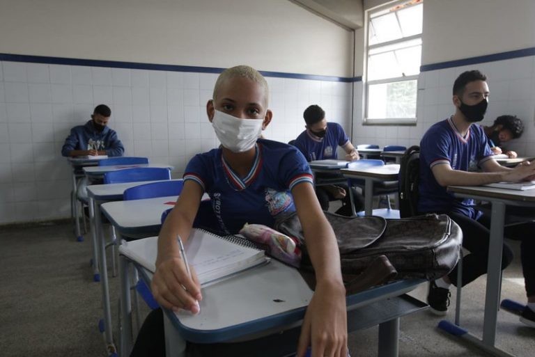 Escolas reabrem aos poucos com rodízio de alunos em regime presencial - (Foto: Elói Corrêa/GOVBA)