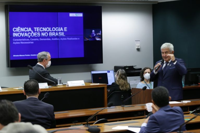 O ministro Marcos Pontes (D), reconheceu a falta de pesquisadores e de recursos para o setor - (Foto: Michel Jesus/Câmara dos Deputados)