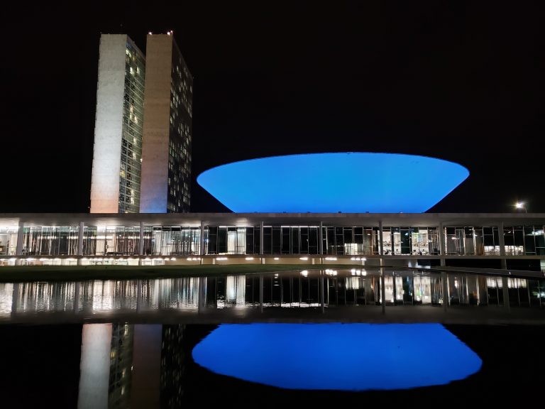 Cúpula da Câmara iluminada de azul - (Foto: Pierre Triboli/Câmara dos Deputados)