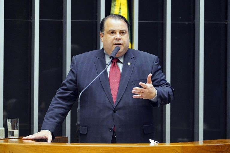 Ribeiro recomendou a aprovação do texto com mudança no conceito de bullying - (Foto: Pablo Valadares/Câmara dos Deputados)