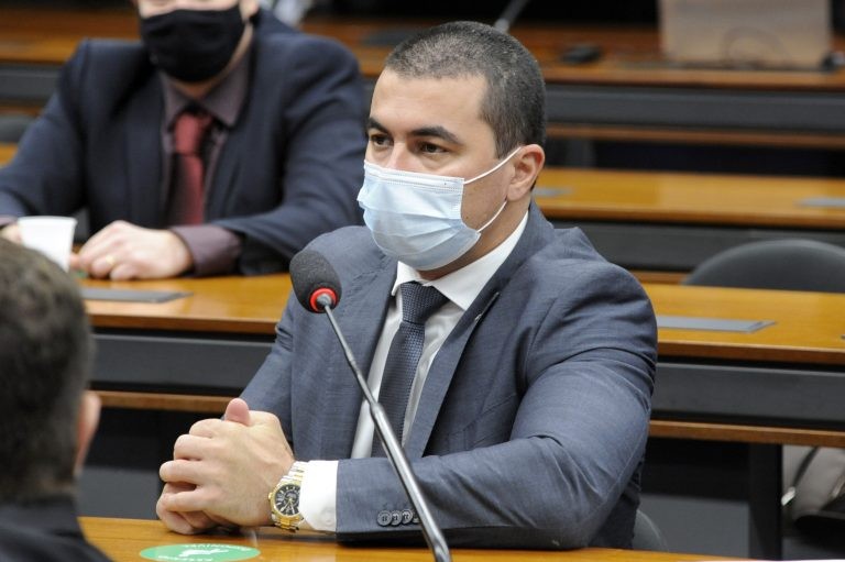 Luis Miranda restringiu o benefício aos inscritos no CadÚnico - (Foto: Gustavo Sales/Câmara dos Deputados)