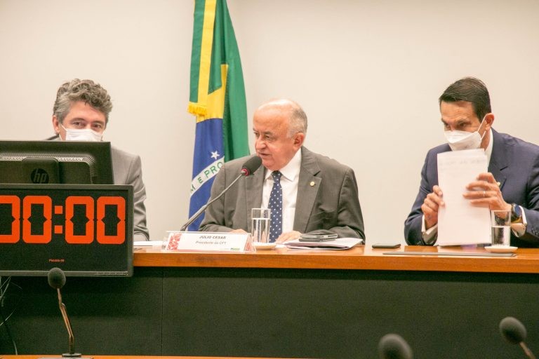 Deputado Júlio César (C), que pediu a rejeição da proposta - (Foto: Marina Ramos/Câmara dos Deputados)