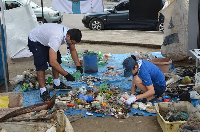 Projeto de limpeza das praias mostrou a Rodrigo Padula que é preciso tocar na produção de lixo plástico - Arquivo Pessoal