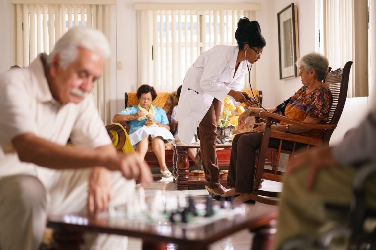 Instituições de Longa Permanência são domicílios coletivos para idosos - (Foto: Depositphotos)