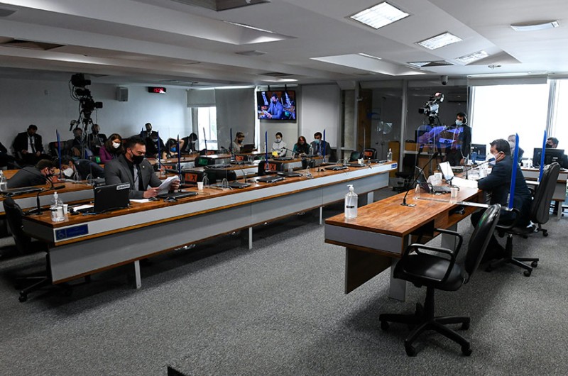 Os senadores Styvenson Valentim (E) e Reguffe (à mesa) em reunião da Comissão de Fiscalização e Controle, no dia 9 - Roque de Sá/Agência Senado
