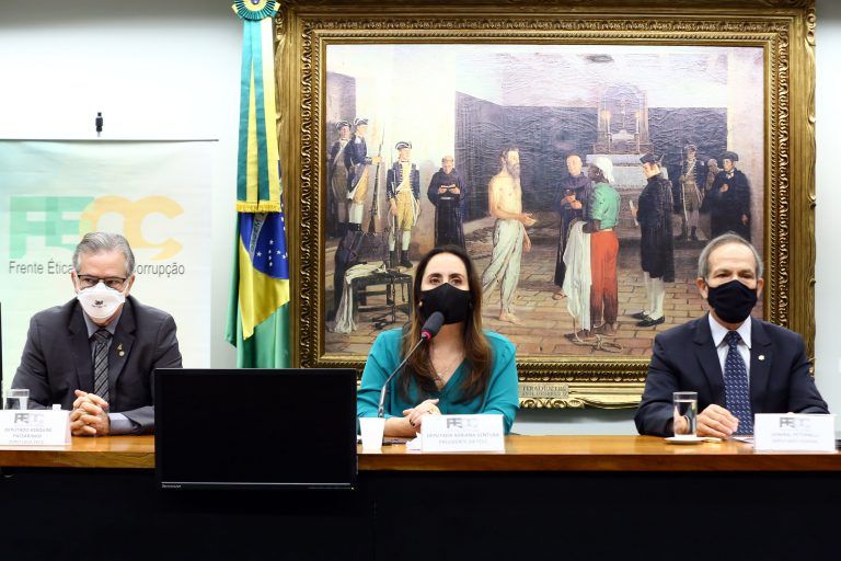 Joaquim Passarinho, Adriana Ventura e o General Peternelli no debate - (Foto: Cleia Viana/Câmara dos Deputados)