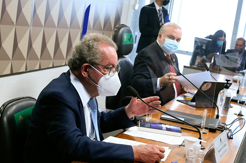 José Aníbal apresenta plano, observado pelo presidente do colegiado, Jean Paul Prates - Edilson Rodrigues/Agência Senado