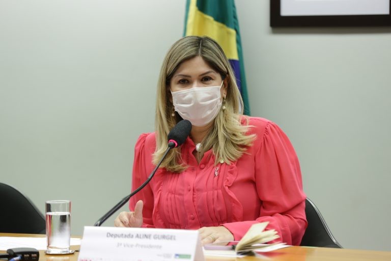Aline Gurgel: 