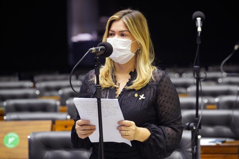 Aline Gurgel: proposta é uma oportuna homenagem às mulheres - (Foto: Pablo Valadares/Câmara dos Deputados)