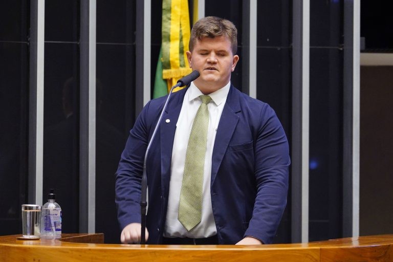 Felipe Rigoni recomendou a aprovação da proposta sem especificar o tipo de plataforma - (Foto: Pablo Valadares/Câmara dos Deputados)