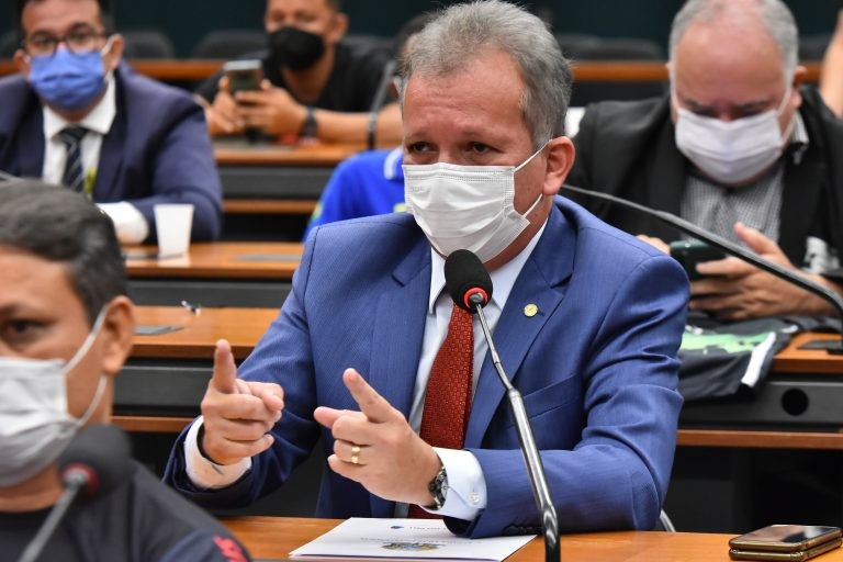 Para André Figueiredo, é injusto tratar as duas formações de maneira diferente - (Foto: Reila Maria/Câmara dos Deputados)