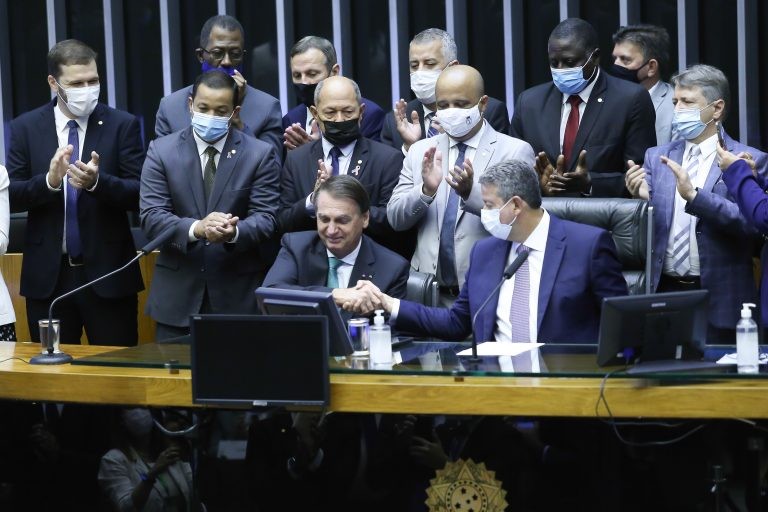 Bolsonaro cumprimenta Lira durante solenidade de condecoração - (Foto: Antônio Augusto/Câmara dos Deputados)