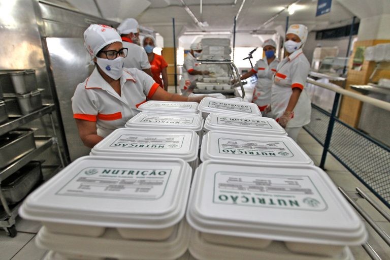 Profissional supervisiona o trabalho do pessoal da cozinha, entre outras funções - (Foto: Elói Corrêa/Governo da Bahia)