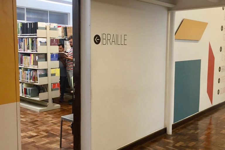 Audiência vai discutir como facilitar o acesso de pessoas com deficiência às bibliotecas - (Foto: Divulgação/Biblioteca Pública do Paraná)