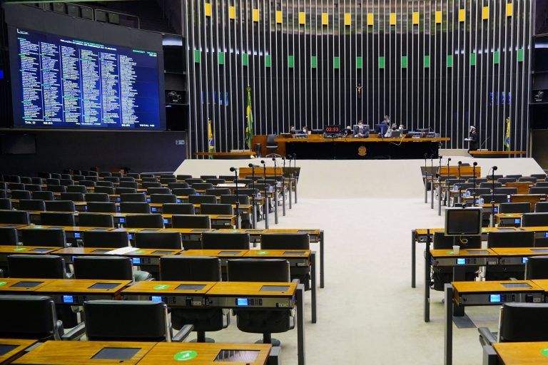 A relatora, Dra. Vanda Milani, apresentou substitutivo - (Foto: Reprodução)