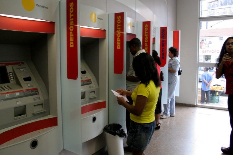 Bancos fecharam agências e reduziram postos de trabalho, apesar dos incentivos - (Foto: Depositphotos)