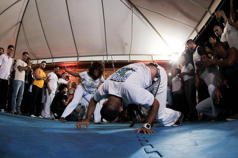 A capoeira é uma das manifestações encontradas em Salvador - (Foto: Paula Fróes/)