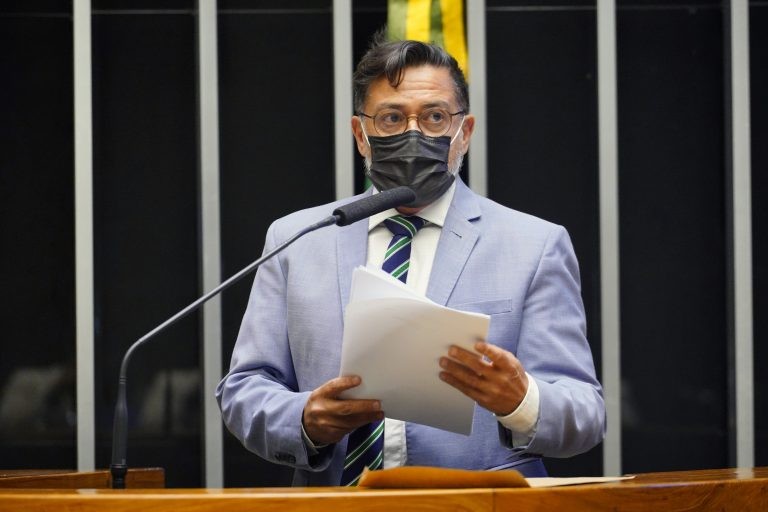 Para Barbosa, medida dá mais segurança aos beneficiários e facilita o cumprimento das regras - (Foto: Pablo Valadares/Câmara dos Deputados)
