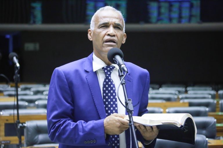 Deputado Isidório: profissionais já possuem longo convívio com o ambiente hospitalar - (Foto: Paulo Sergio/Câmara dos Deputados)